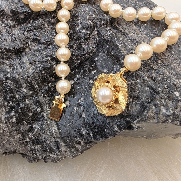 Vintage Cream Faux Pearl Necklace with Double Slide Clasp & Gold Tone Pendant - Picture 2 of 9